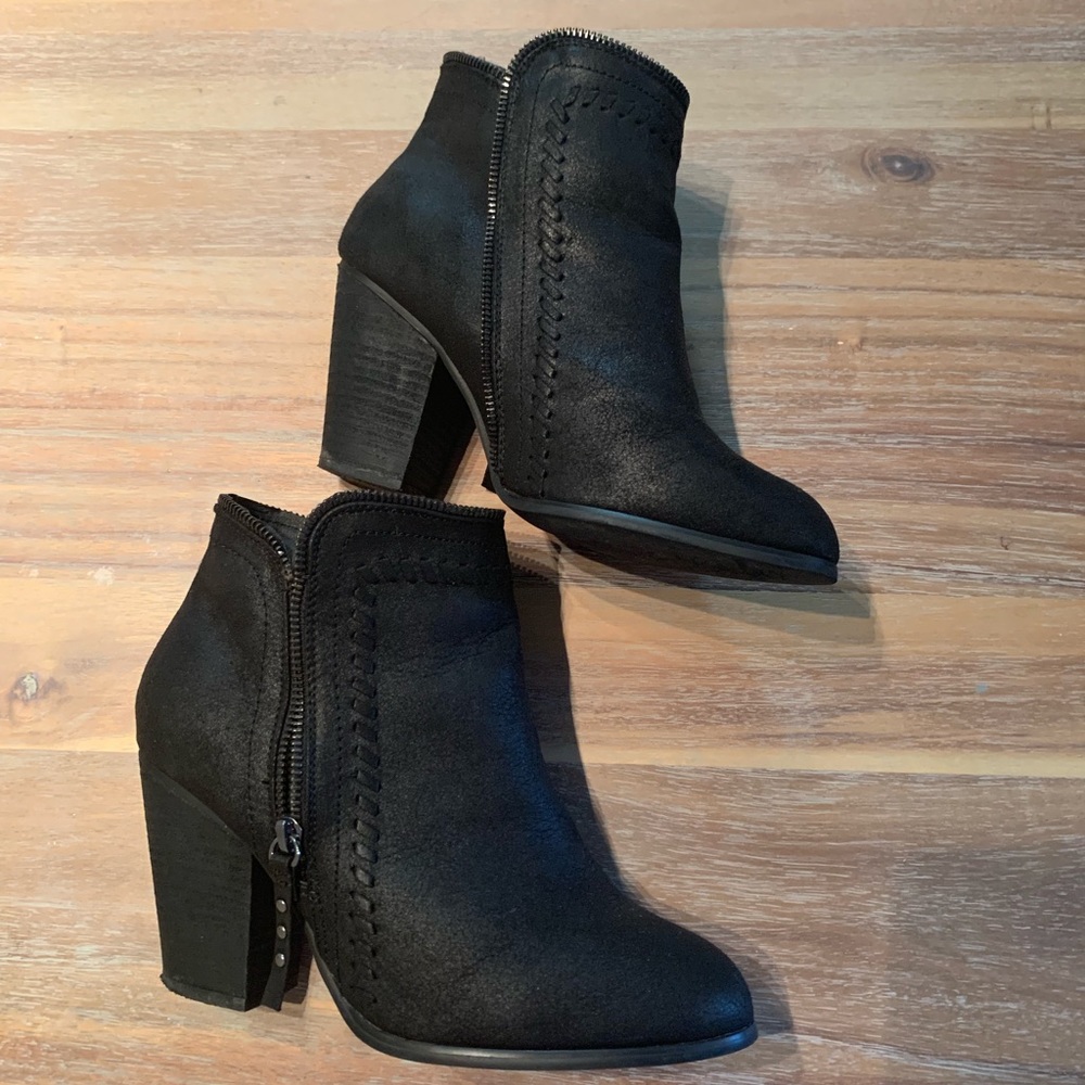 Daisy Fuentes black booties